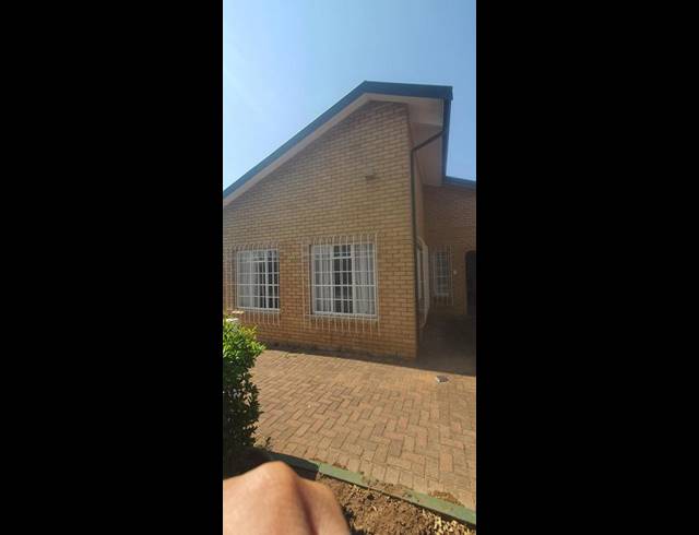 3 BEDROOM HOUSE FOR SALE IN LENNOXTON